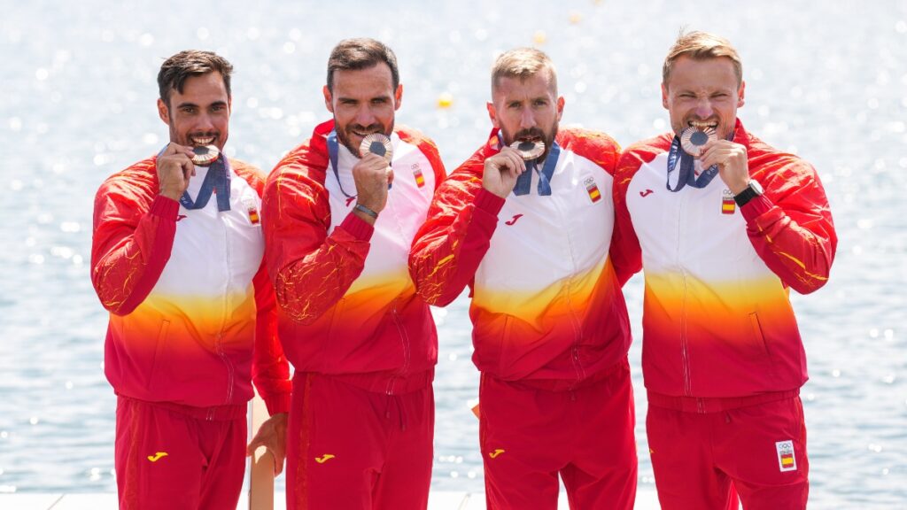 En equipo de España, con Craviotto, ganando el bronce en París.