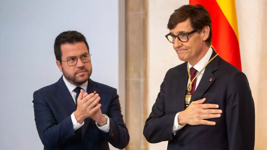 El nuevo president de la Generalitat de Cataluña, Salvador Illa y el presidente del Parlament, Josep Rull, durante la toma de posesión.