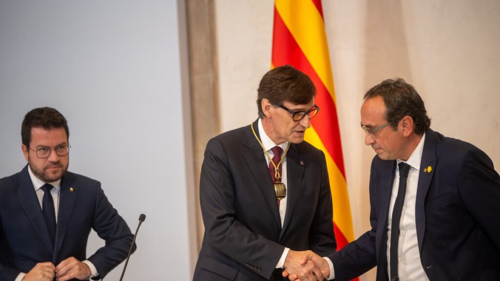 Salvador Illa en el acto de investidura sin la bandera de España.