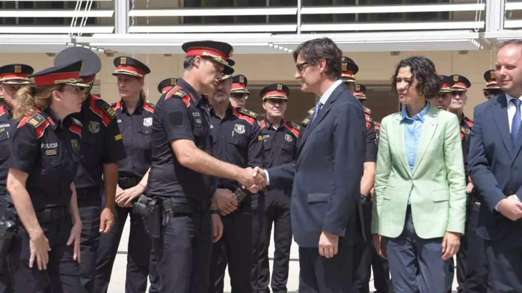 El presidente de la Generalitat, Salvador Illa (3d), y el comisario jefe de los Mossos d'Esquadra Eduard Sallent.