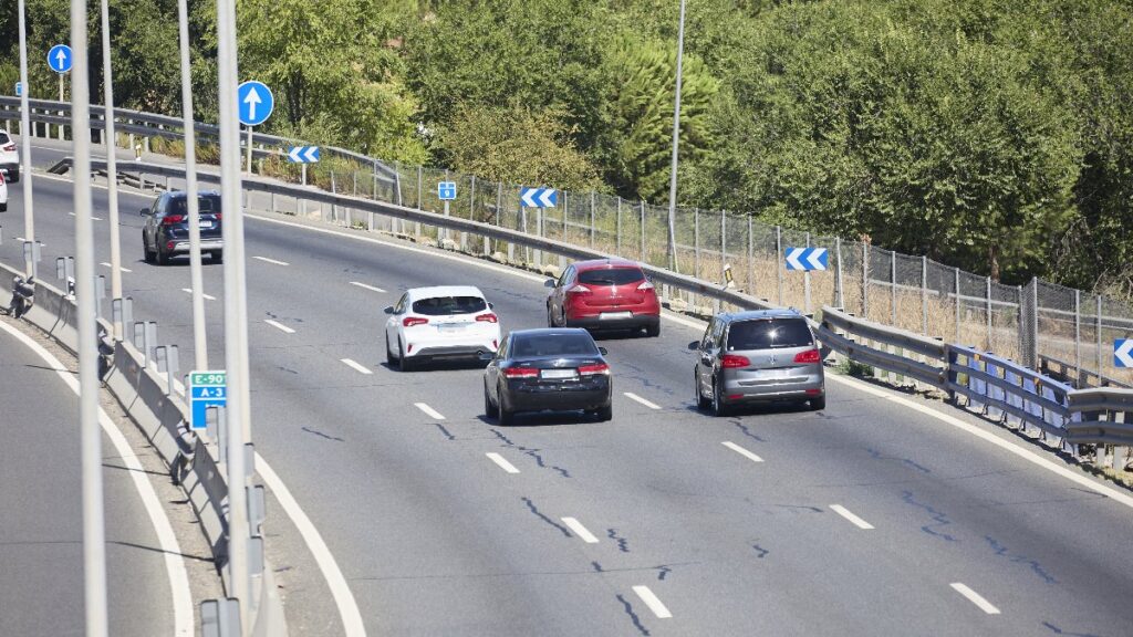 Varios coches circulan por la A3 en Madrid