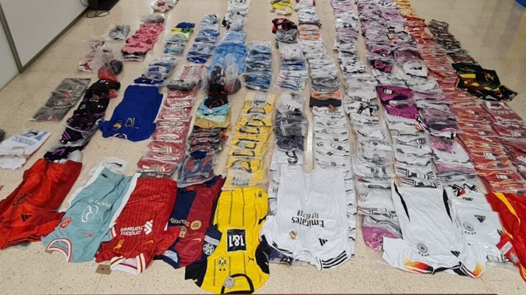 Camisetas de fútbol falsificadas incautadas por la Policía