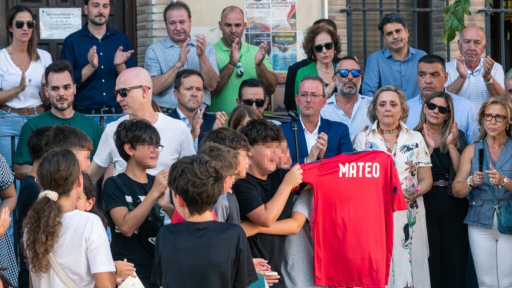 Amigos de Mateo muestran una camiseta con su nombre durante el minuto de silencio por el asesinato del menor en Mocejón (Toledo)