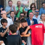 Amigos de Mateo muestran una camiseta con su nombre durante el minuto de silencio por el asesinato del menor en Mocejón (Toledo)