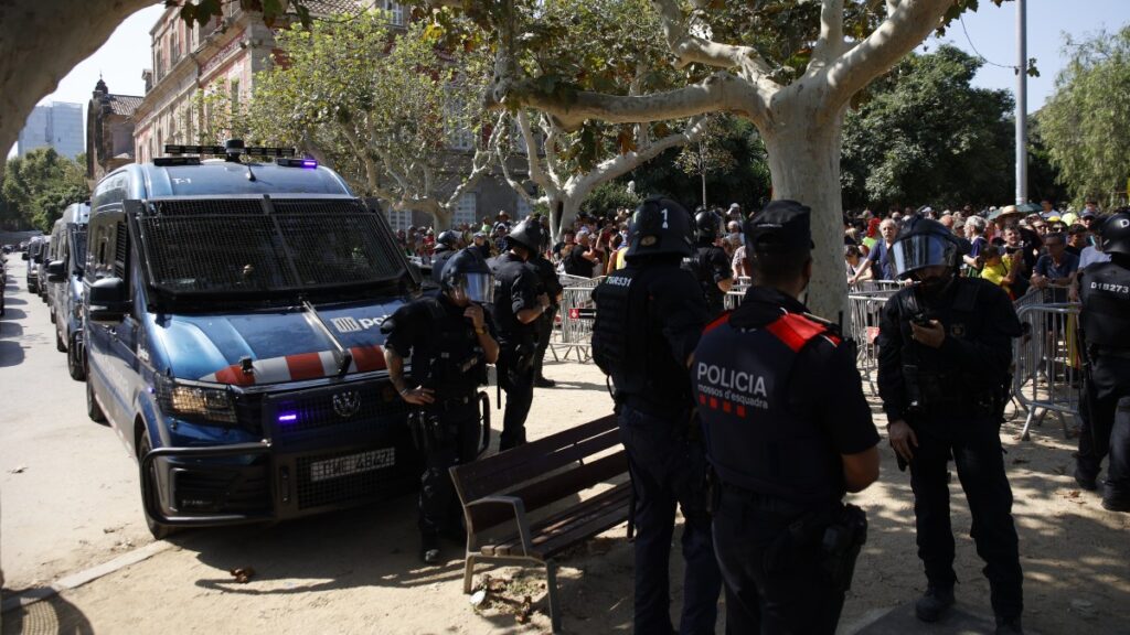 El juez deja en libertad provisional al segundo mosso detenido por ayudar a Puigdemont a huir