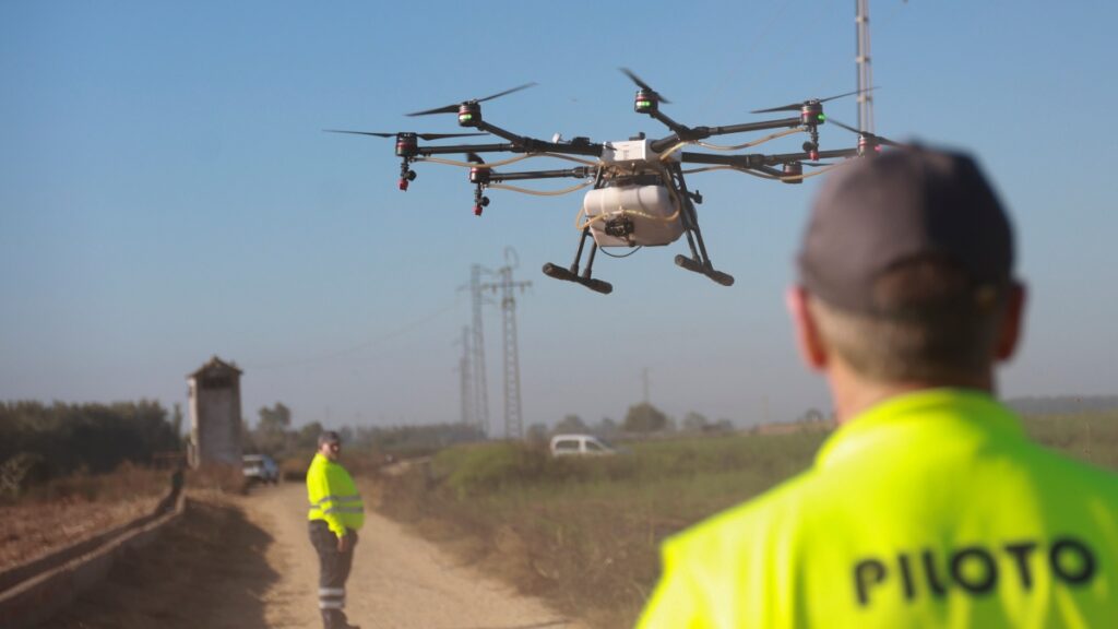 Un dron realiza un tratamiento contra los mosquitos que contagian el virus del Nilo Occidental