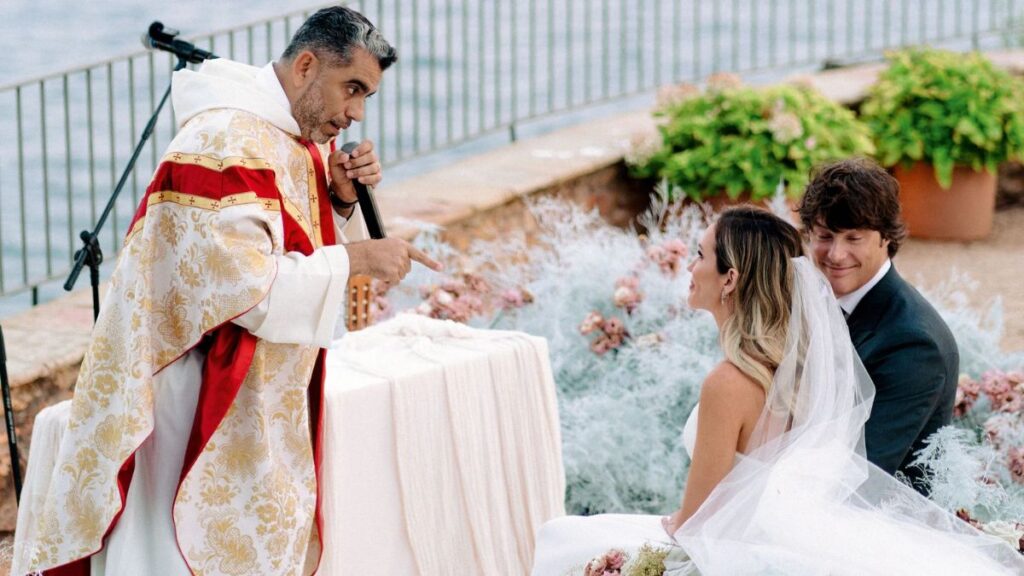 Fray Marcos en la boda de Jordi Cruz y Rebecca Lima.