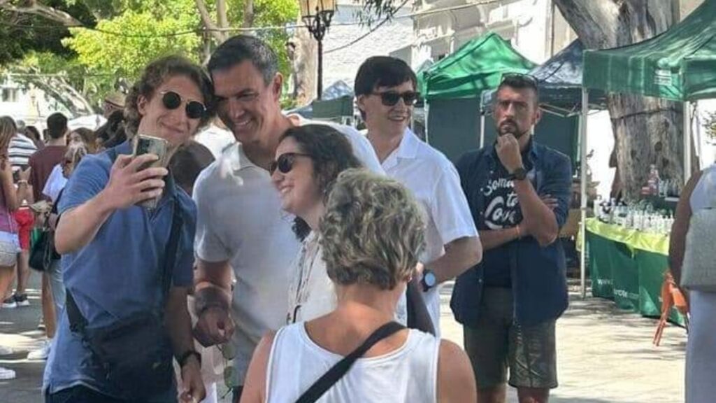 Pedro Sánchez de vacaciones con Salvador Illa en Canarias.