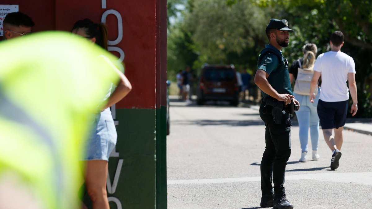 Un agente de la Guardia Civil vigila la entrada al campo de fútbol de Mocejón (Toledo)