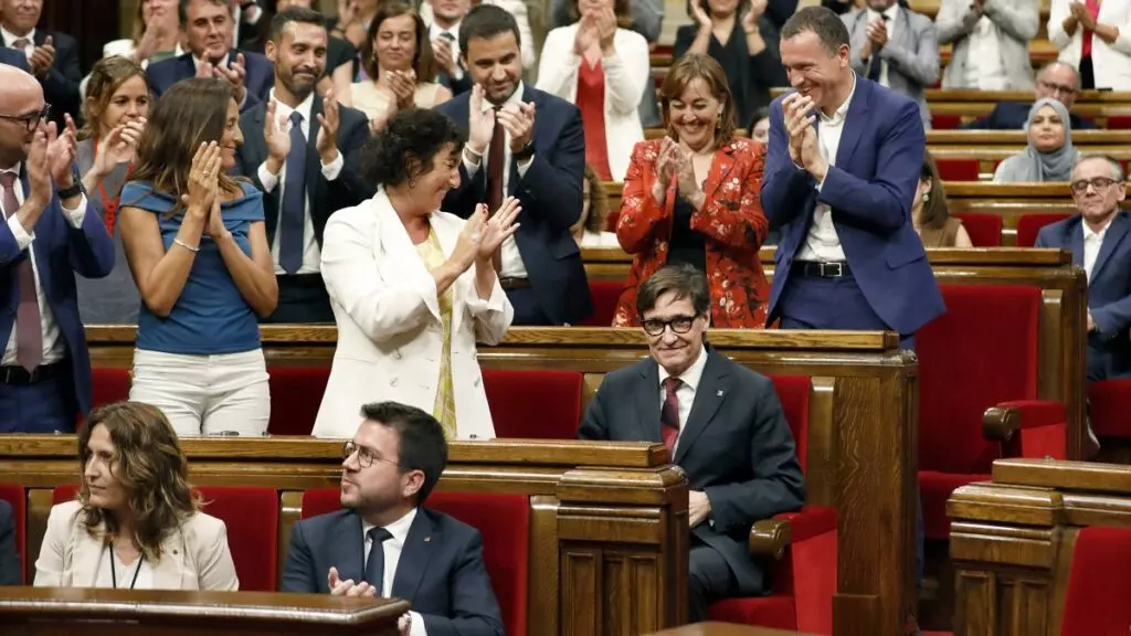 Sánchez felicita a Illa en catalán mientras que Page le reprocha que su gobierno dependa de Puigdemont: 