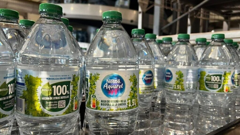 Adiós a los problemas con los nuevos tapones de las botellas de plástico: el truco para que no te molesten al beber