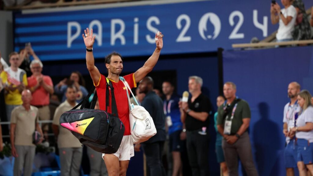 Rafael Nadal saluda a la multitud tras perder el partido de cuartos de final de dobles masculino con su compañero Carlos Alcaraz.
