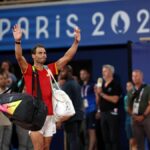 Rafael Nadal saluda a la multitud tras perder el partido de cuartos de final de dobles masculino con su compañero Carlos Alcaraz.