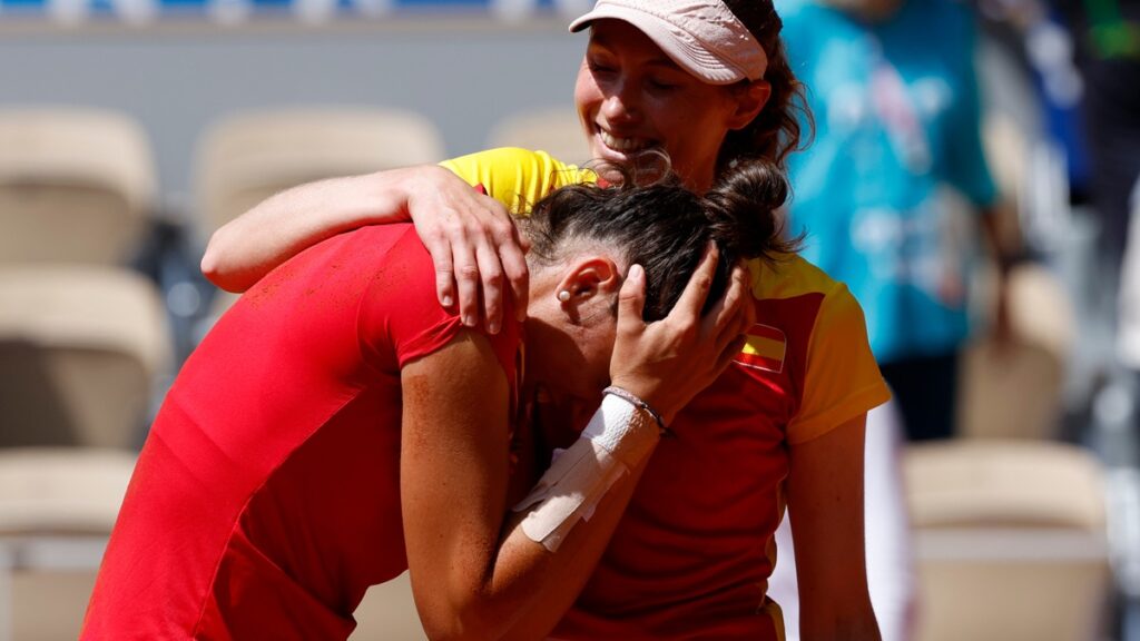 Las españolas Cristina Bucsa (d) y Sara Sorribes (i) celebran en una foto de archivo.