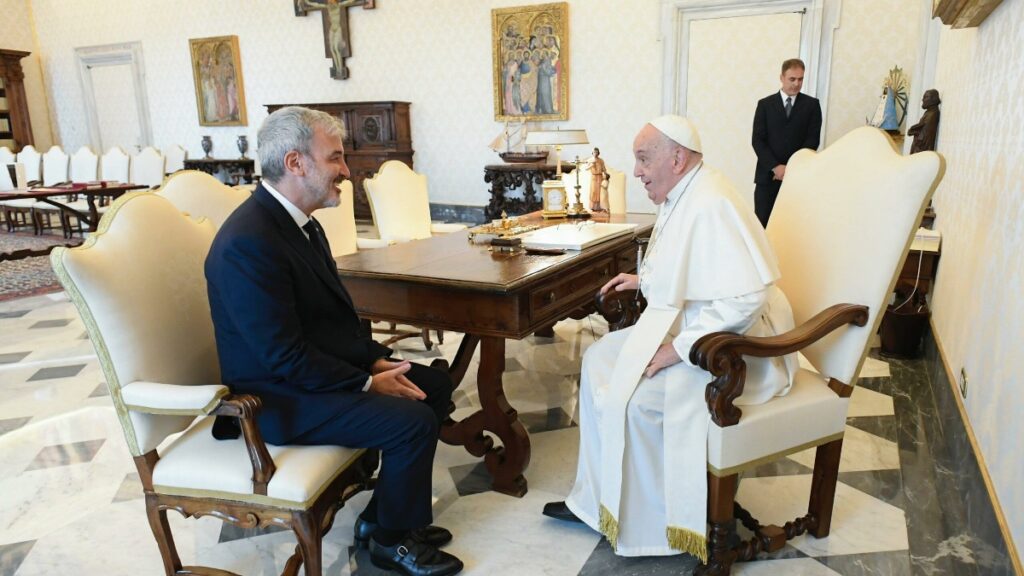 El papa Francisco y el alcalde de Barcelona, Jaume Collboni, durante su encuentro en el Vaticano