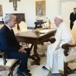 El papa Francisco y el alcalde de Barcelona, Jaume Collboni, durante su encuentro en el Vaticano