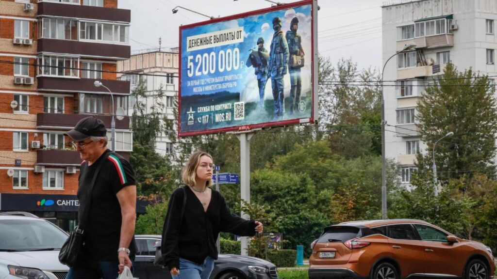 Calle de Moscú con un cartel animando a alistarse en el Ejército