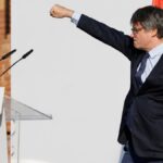 Carles Puigdemont con gesto triunfante en su vuelta a España en agosto de 2024.