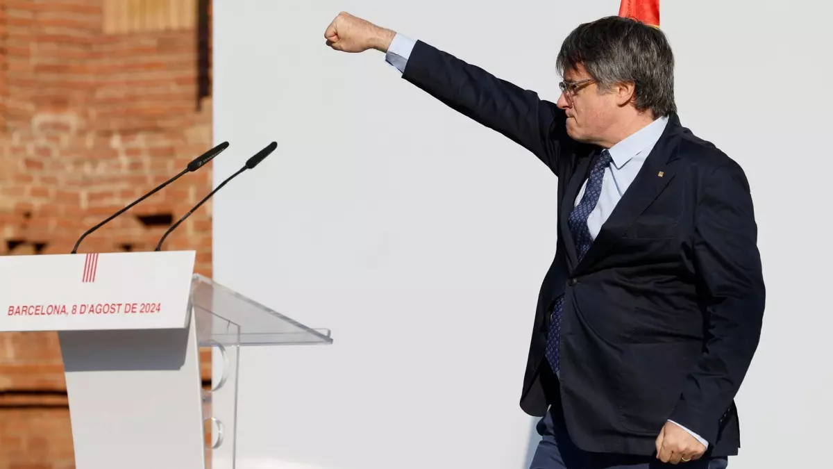 Carles Puigdemont con gesto triunfante en su vuelta a España en agosto de 2024.