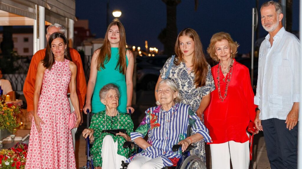 Todos los detalles de la cena de la familia real en Mallorca y los looks de la reina Letizia, la princesa Leonor y la infanta Sofía