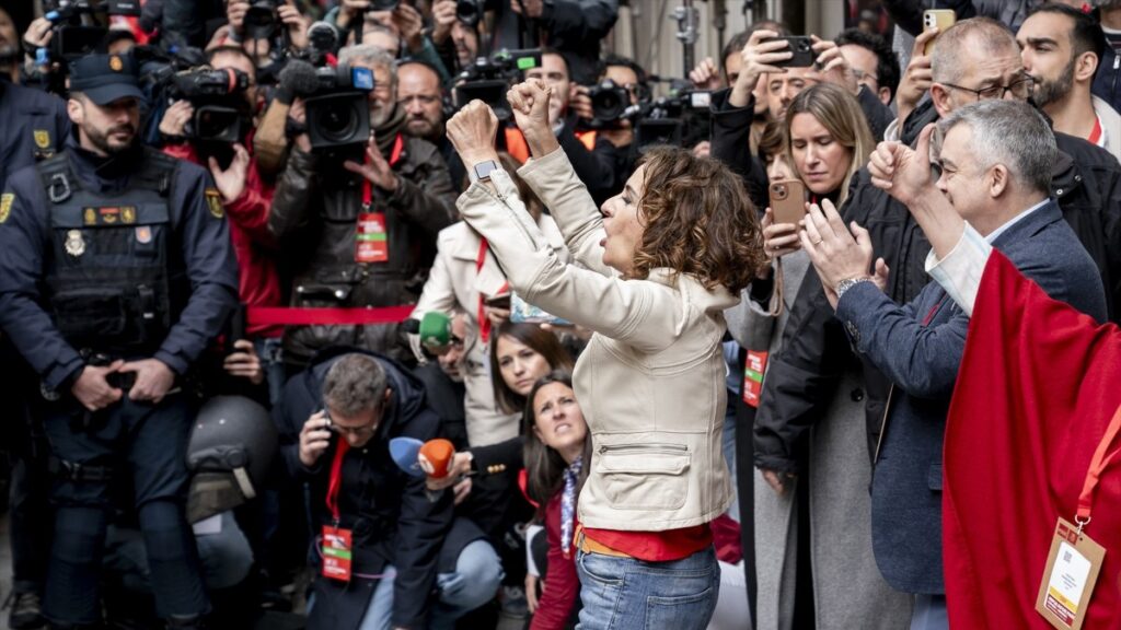 Concentración en Ferraz en apoyo a Pedro Sánchez