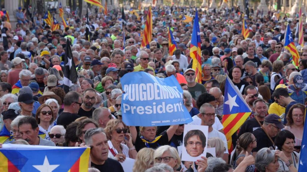 Centenares de personas durante una concentración para recibir a Carles Puigdemont en Barcelona