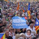 Centenares de personas durante una concentración para recibir a Carles Puigdemont en Barcelona