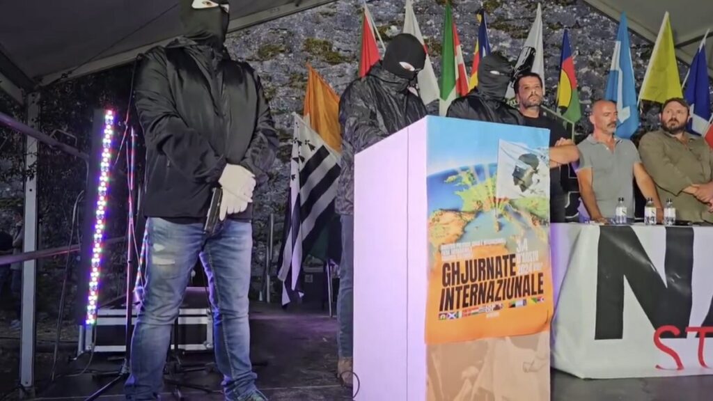 Una dirigente abertzale y el líder de la ANC, Lluís Llach, participan con terroristas armados en un acto en Córcega