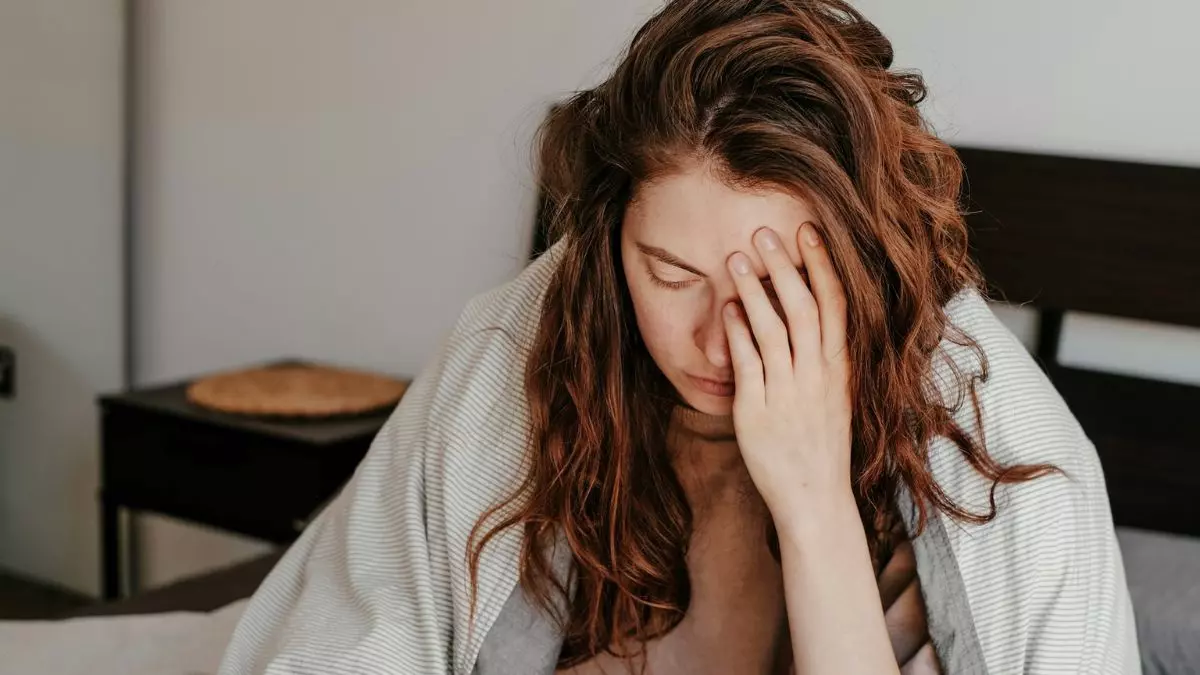 Una mujer estresada con el cortisol alto.