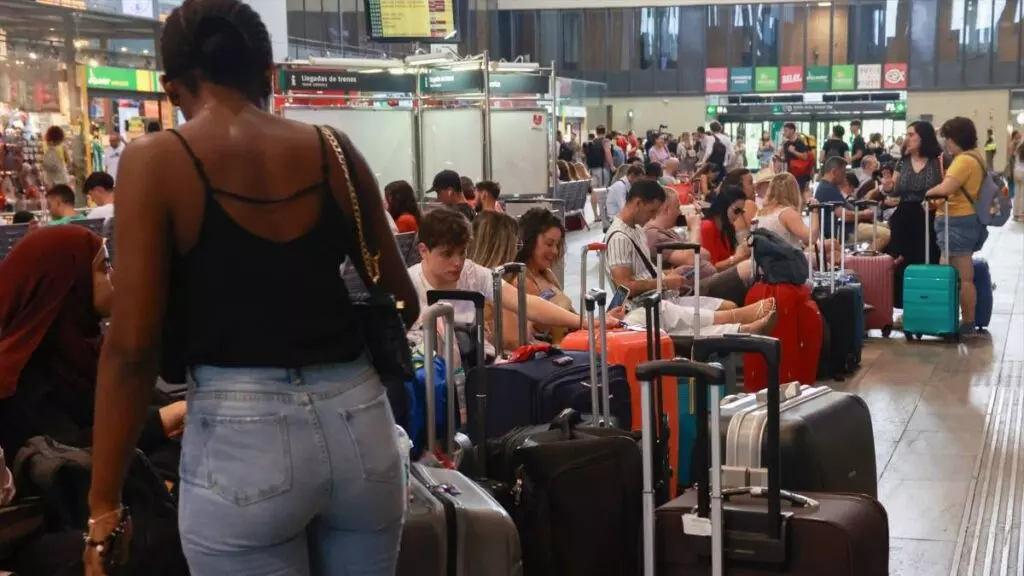 Viajeros en la Estación de Santa Justa esperan a coger sus trenes