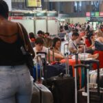 Viajeros en la Estación de Santa Justa esperan a coger sus trenes