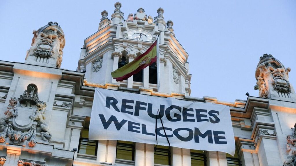 Pancarta de bienvenida a los refugiados del ayuntamiento de Manuela Carmena