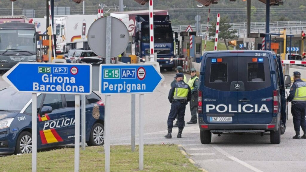 Varias unidades de la Policía, desplegadas ante la frontera hispanofrancesa, en el paso de La Junquera (Gerona)