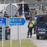 Varias unidades de la Policía, desplegadas ante la frontera hispanofrancesa, en el paso de La Junquera (Gerona)