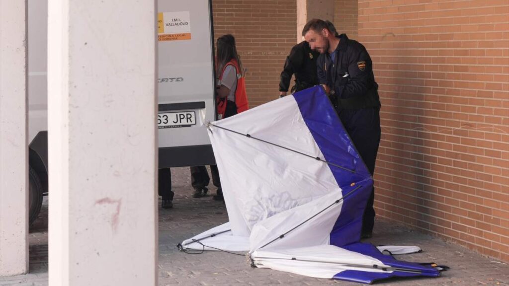 Hallan el cadáver de una mujer con signos de violencia tras apagar un incendio en un piso de Valladolid