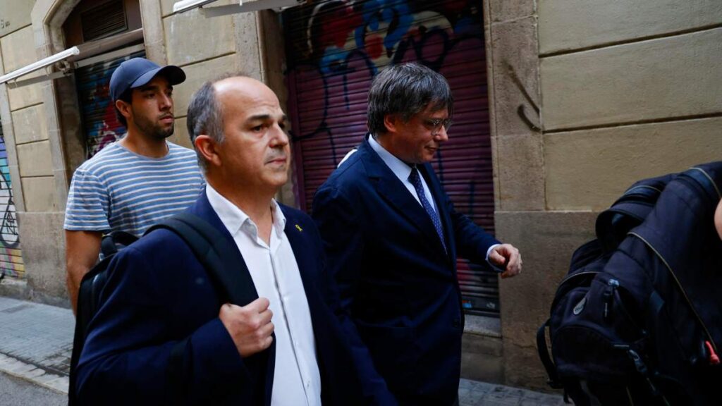 Puigdemont, por las calles de Barcelona junto a Turull tras su soflama del pasado jueves.