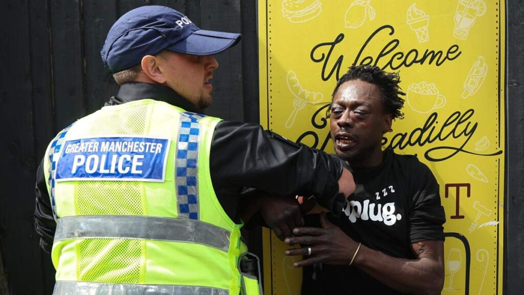 La Policía retira a un manifestante contra el racismo después de chocar con manifestantes de extrema derecha en Manchester