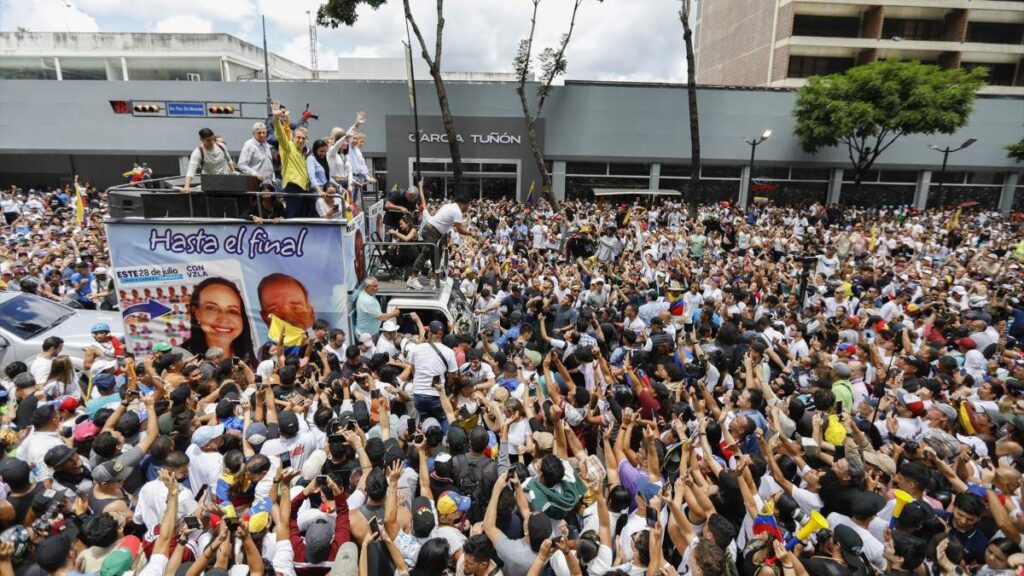 Numerosas personas muestran su apoyo en Caracas a los líderes de la oposición venezolana, María Corina Machado y Edmundo González