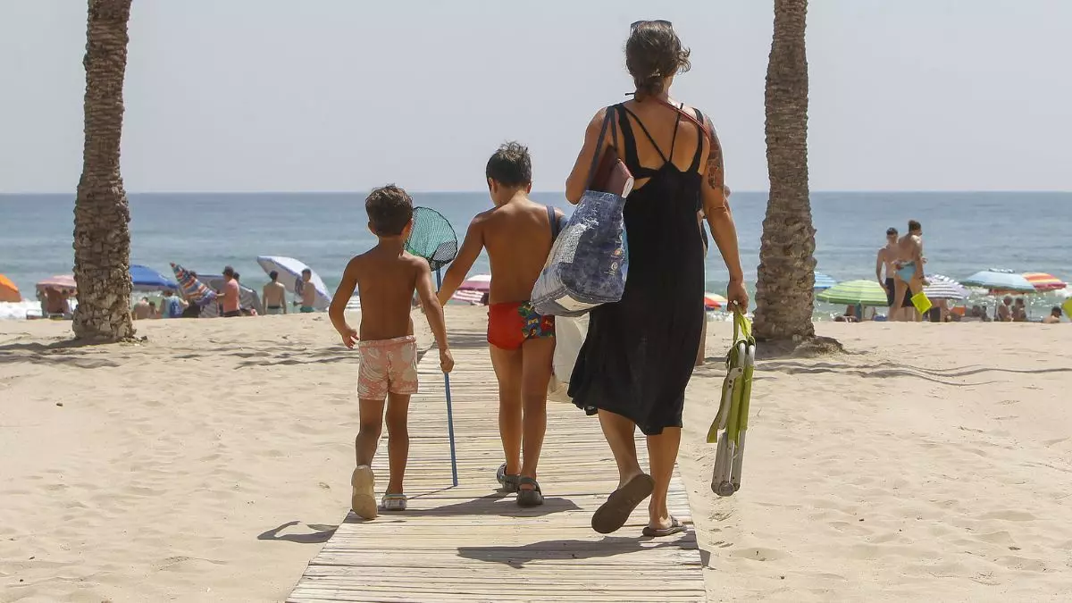 La explicación médica del cansancio después de un día de playa.