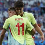 Fermín López celebra su gol con Pau Cubarsí en los Juegos Olímpicos