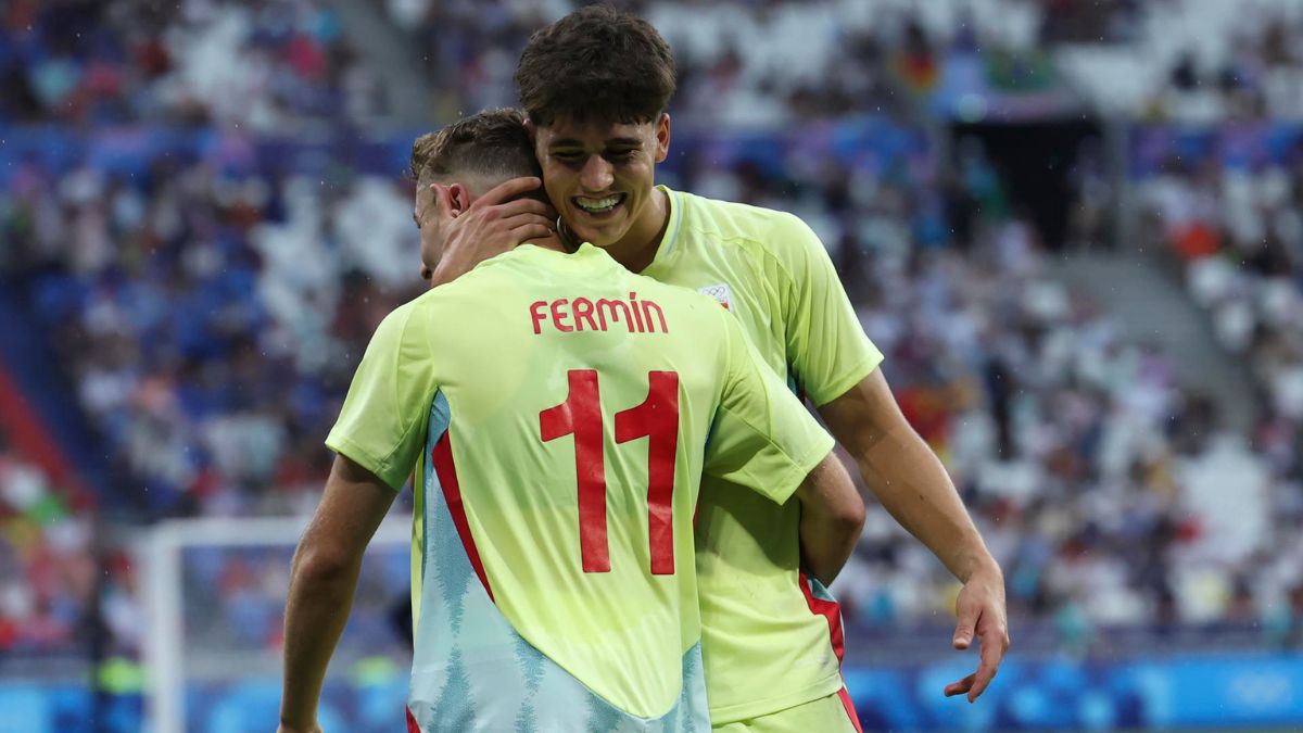 Fermín López celebra su gol con Pau Cubarsí en los Juegos Olímpicos