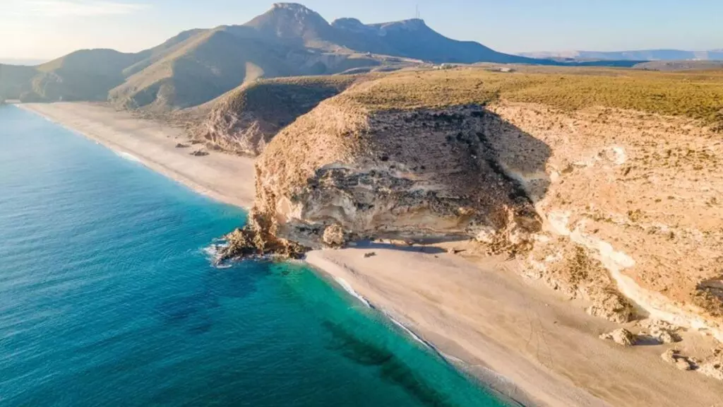 La playa que enamora a toda España este verano por el azul intenso de sus aguas