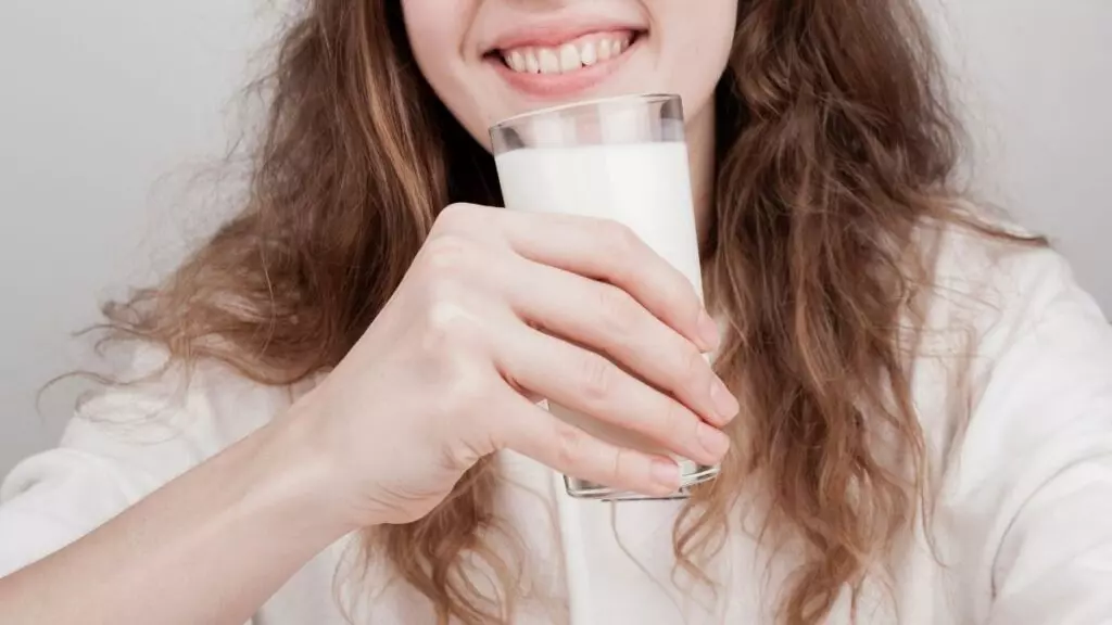 Los riesgos para la salud de sustituir la leche por bebidas vegetales, según la OMS