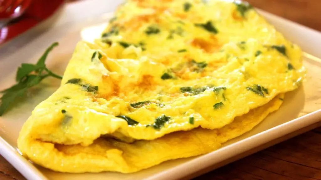 Así se hace la tortilla de alcachofa capaz de bajar el colesterol y mejorar la digestión