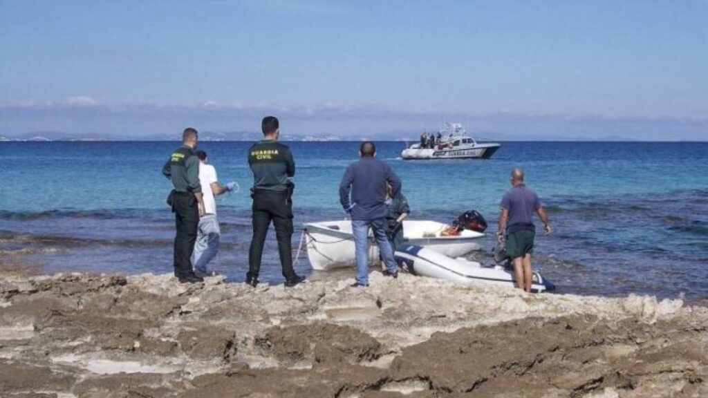 Rescatadas 51 personas tras llegar en patera a Formentera y Mallorca