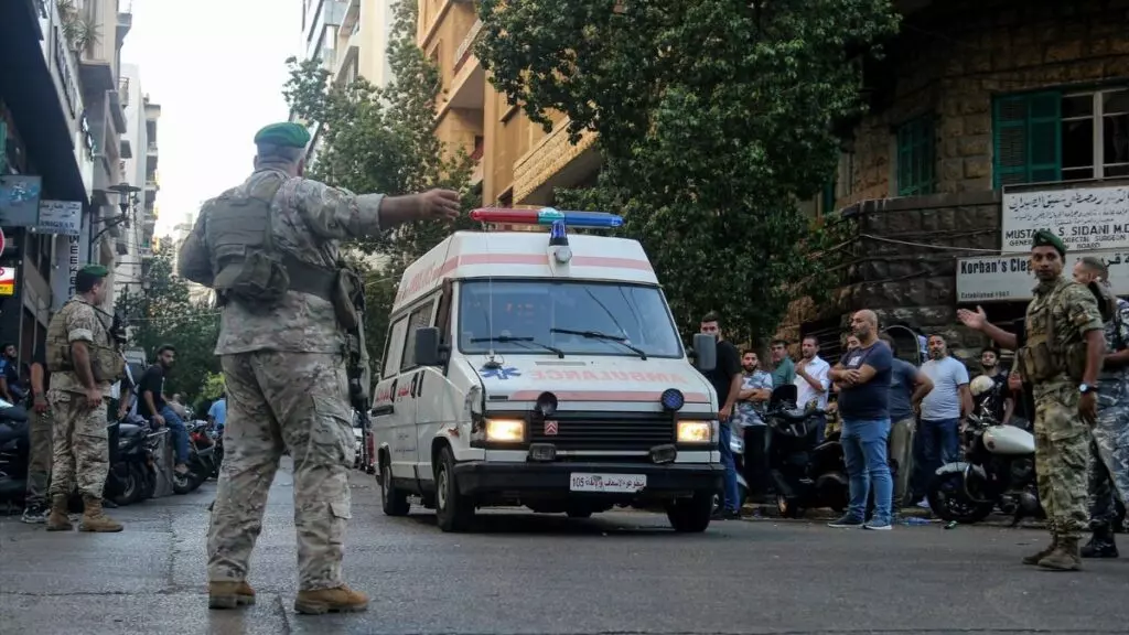 Un soldado abre paso a una ambulancia durante la crisis de las explosiones en Líbano.