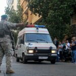 Un soldado abre paso a una ambulancia durante la crisis de las explosiones en Líbano.