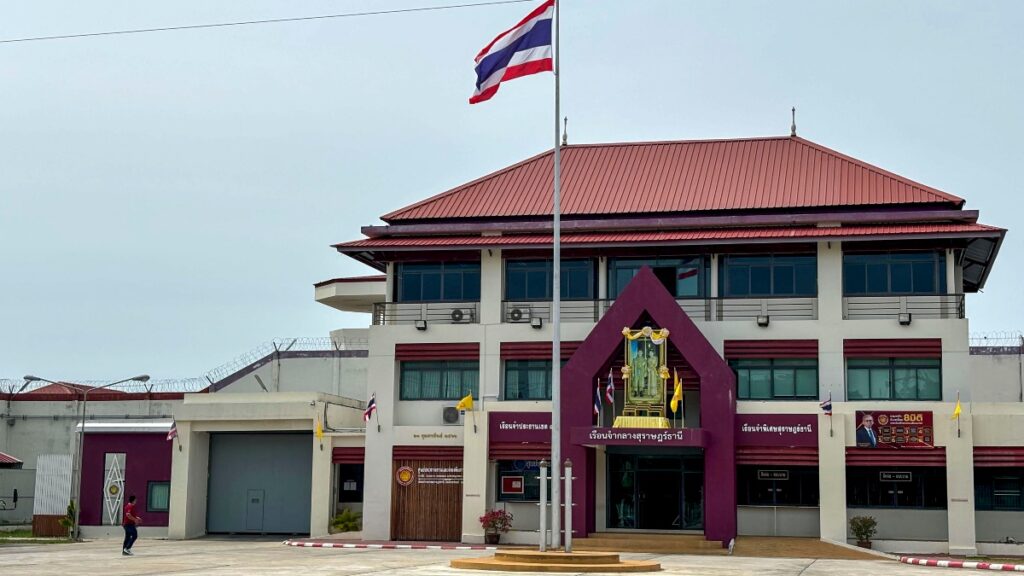 Fachada de la prisión de Surat Thani