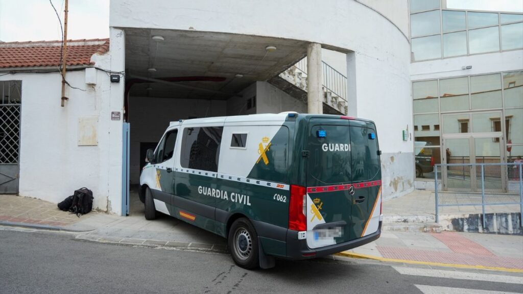 Un furgón de la guardia civil llega a la sede judicial de Alcála de Guadaíra, donde se encuentran los cinco policías nacionales detenidos.