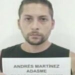 Andrés Martínez Adasne sosteniendo una hoja con sus datos de identificación